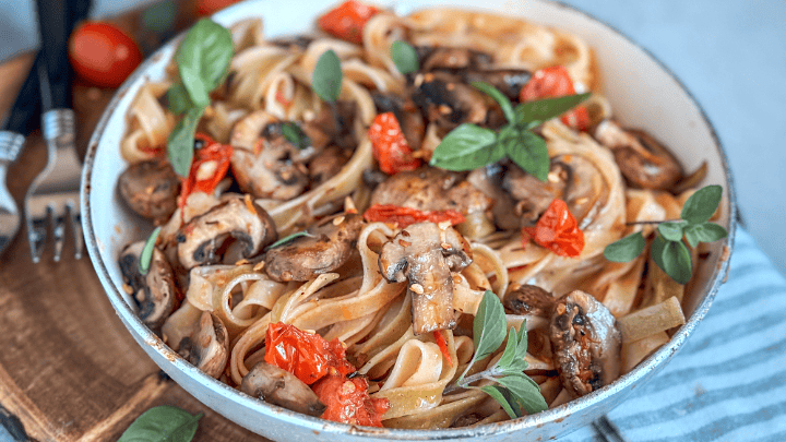 If there’s one pasta that never fails to impress—whether it’s a quiet dinner for two or a family meal shared with laughter—it’s this Mushrooms and Cherry Tomato Spinach Pasta.