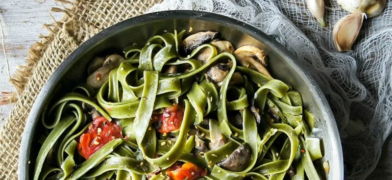 Spinach Fettuccine with Mushrooms and Cherry Tomatoes