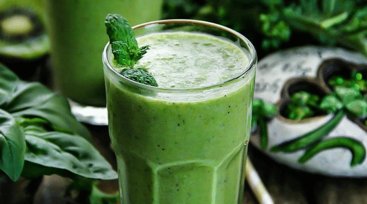 Shamrock Smoothie: Kale, Banana, Kiwi and Mandarins
