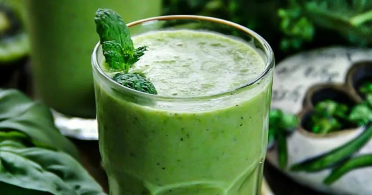 Shamrock Smoothie: Kale, Banana, Kiwi and Mandarin Smoothie
