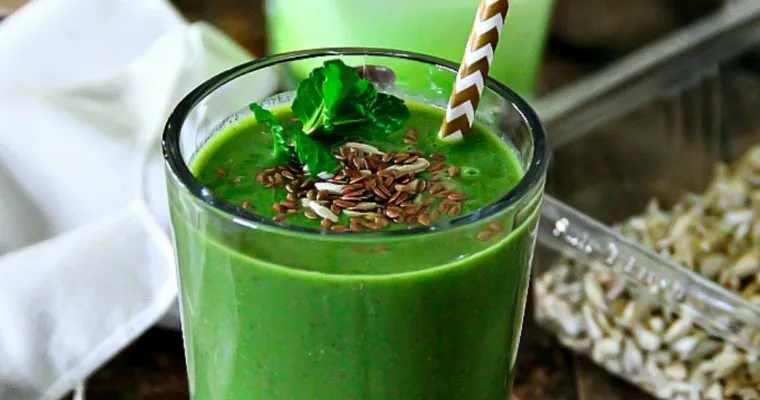 Kale, Aloe Vera, Banana and Strawberry Smoothie 