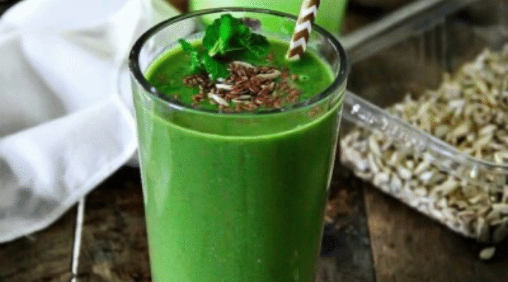 Kale, Banana and Strawberry Smoothie 