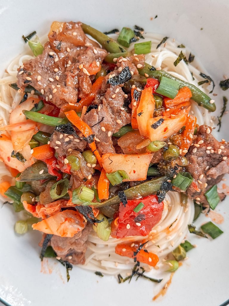 Homemade beef and kimchi yakisoba recipe — stir-fried noodles with tender beef, tangy kimchi, and vegetables.