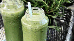 Kale, Banana and Pineapple Smoothie