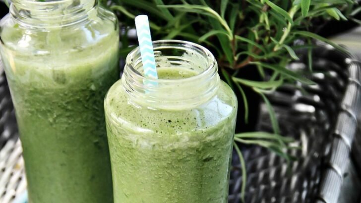 Kale, Banana and Pineapple Smoothie