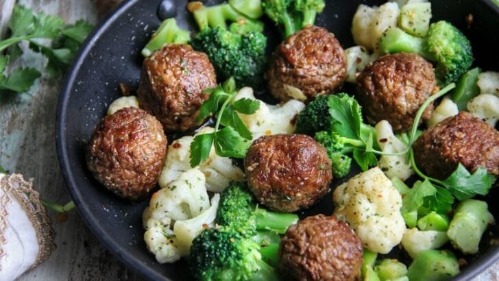 MEATLESS MEATBALLS WITH CAULIFLOWER AND BROCCOLI