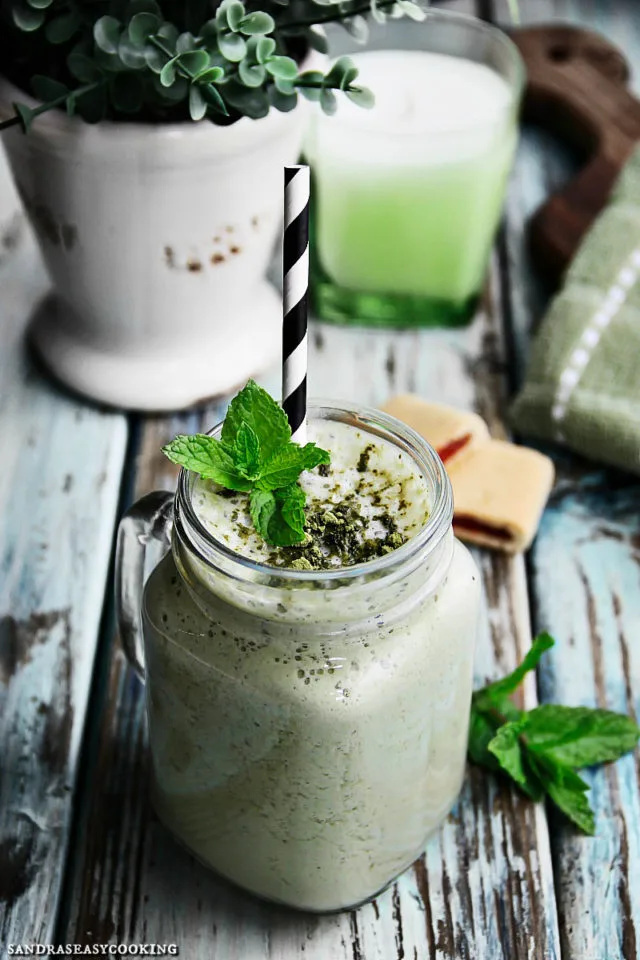 Homemade Healthy Matcha, Banana, Mango and Kale Smoothie Recipe 