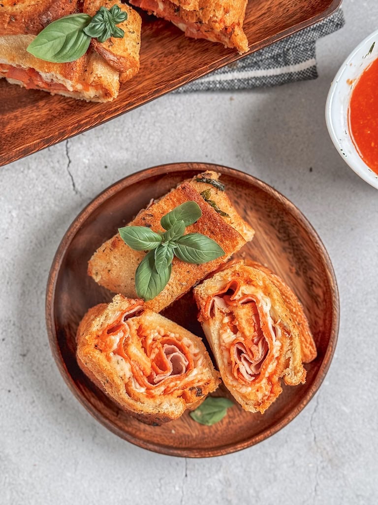 Tasty Toast Pizza Roll