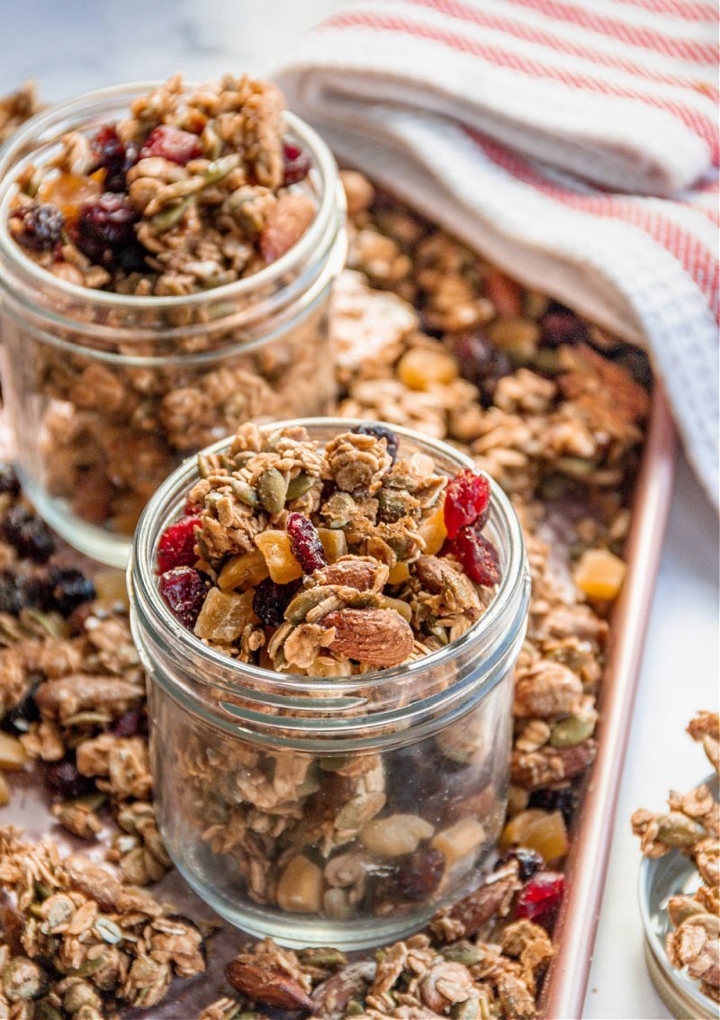 Homemade Granola with Oats, Almonds and Dried Fruit SNACKS