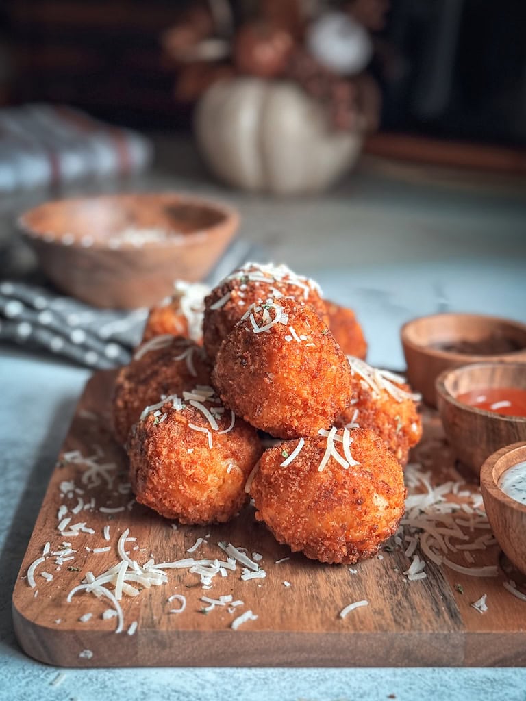 There’s something incredibly satisfying about giving leftovers a second life—especially after the holidays when the fridge is packed, everyone is snacking, and no one is really in the mood for a big, proper meal. That’s exactly how these Leftover Crispy Fried Mac & Mozzarella Cheese Balls happened.
